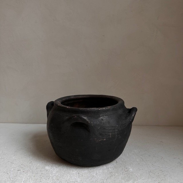 The Corner - Antique pot No 107 - 