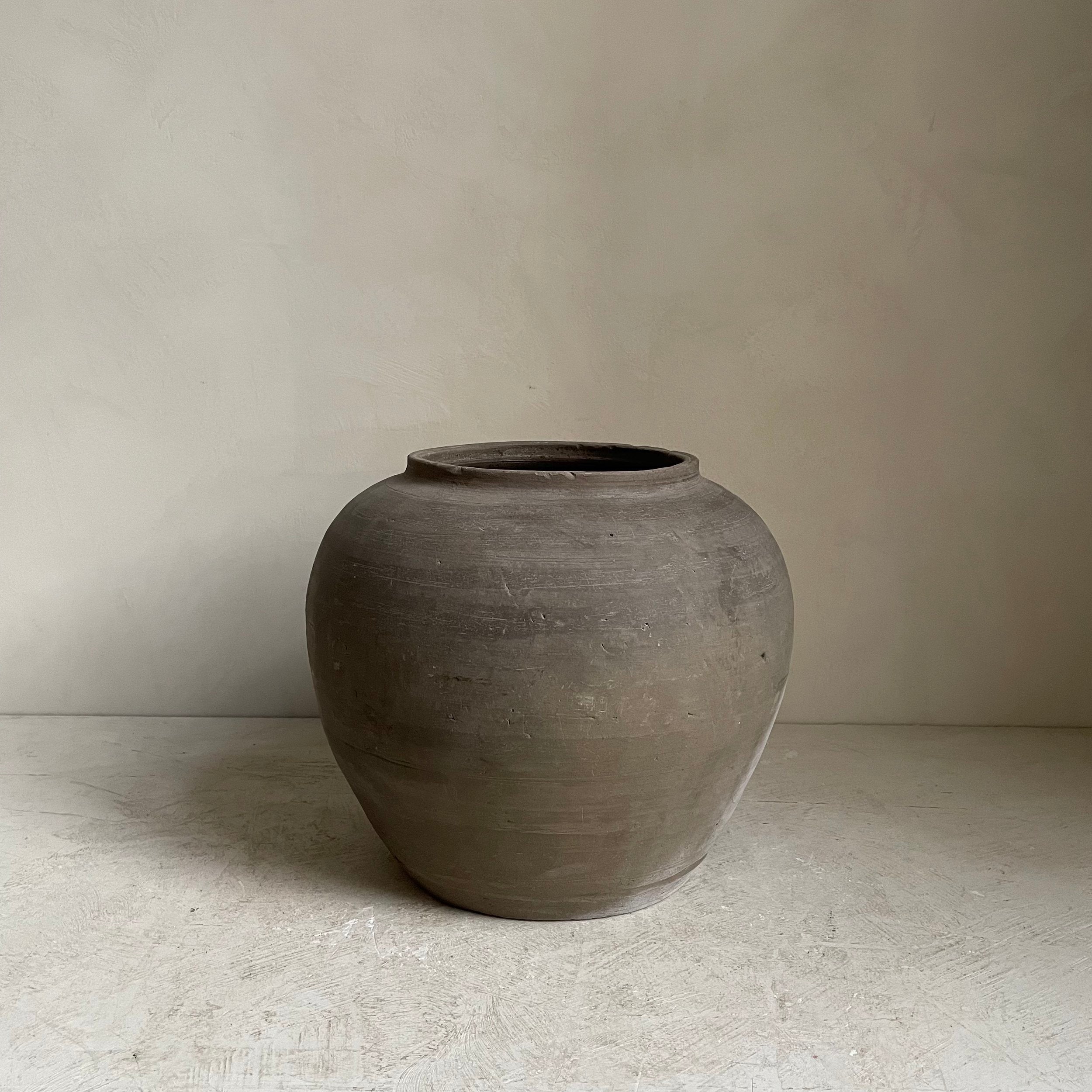 The Corner - Antique pot No 82 - 