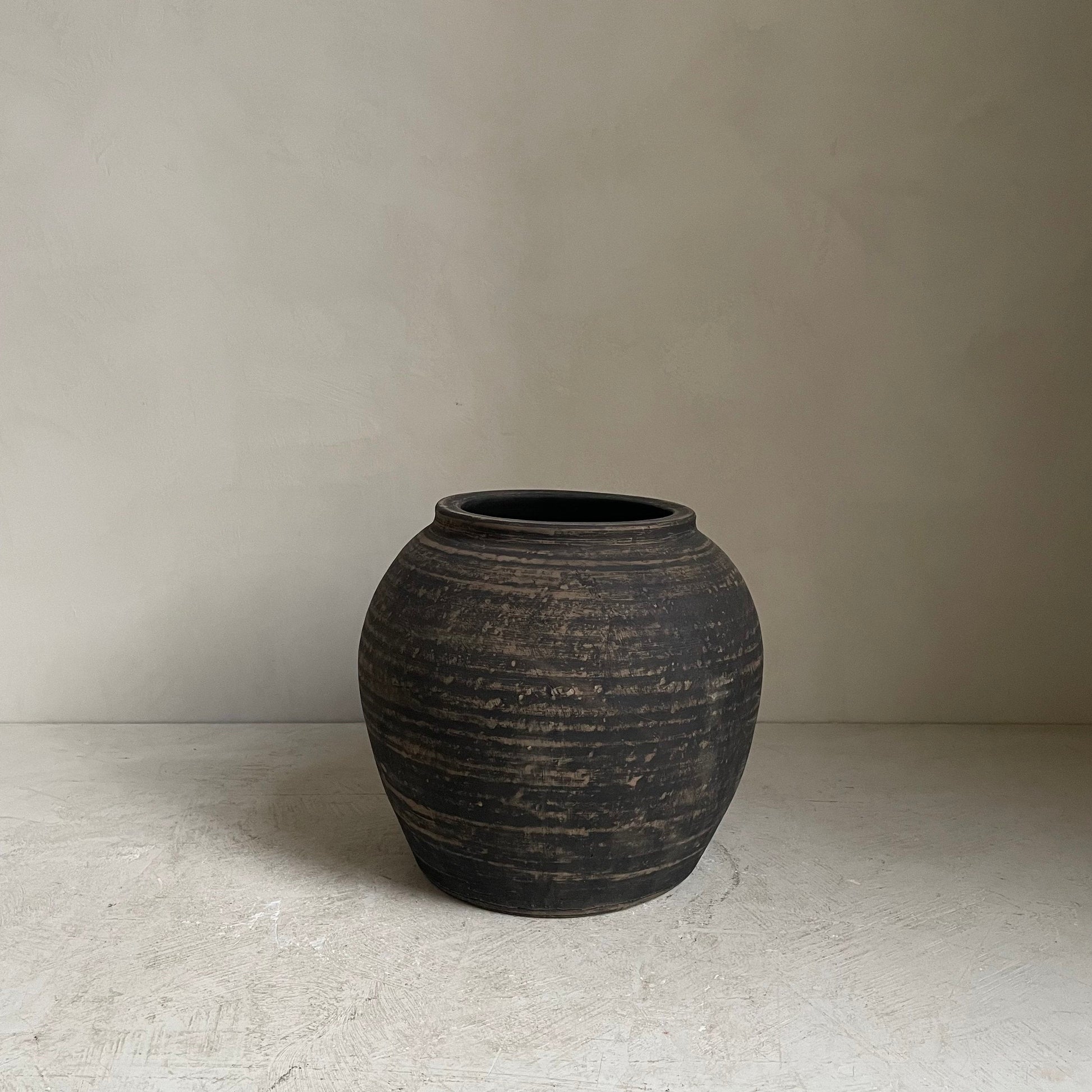 The Corner - Antique pot No 83 - 