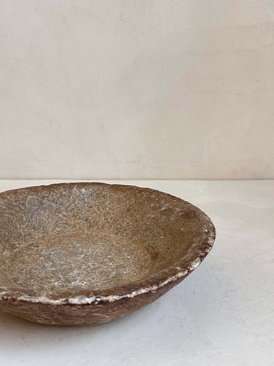 The Corner - Antique Stone plate N° 55 - Table & Kitchenware