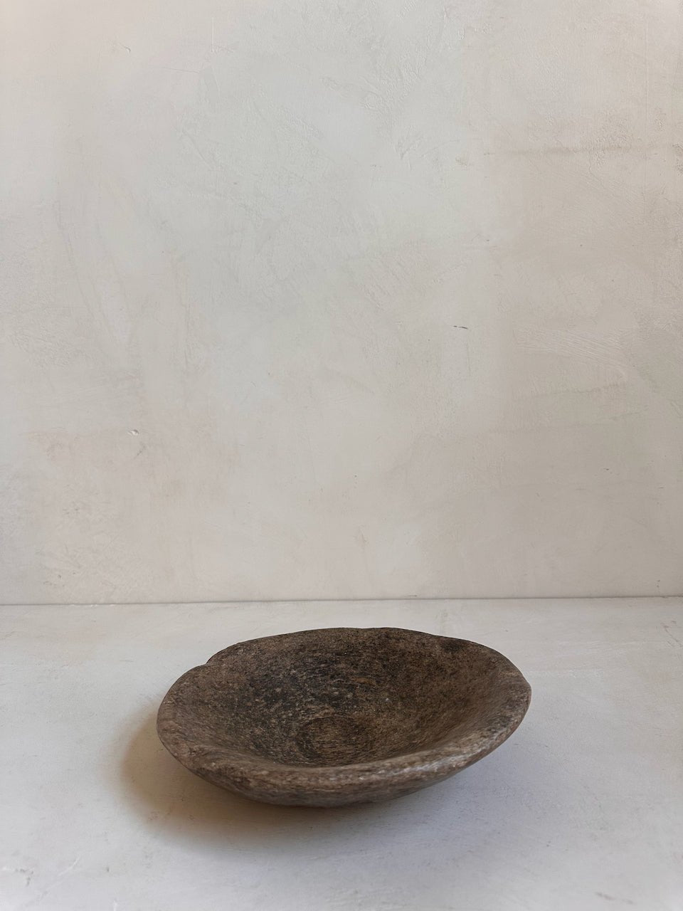 The Corner - Antique Stone plate N° 33 - Table & Kitchenware