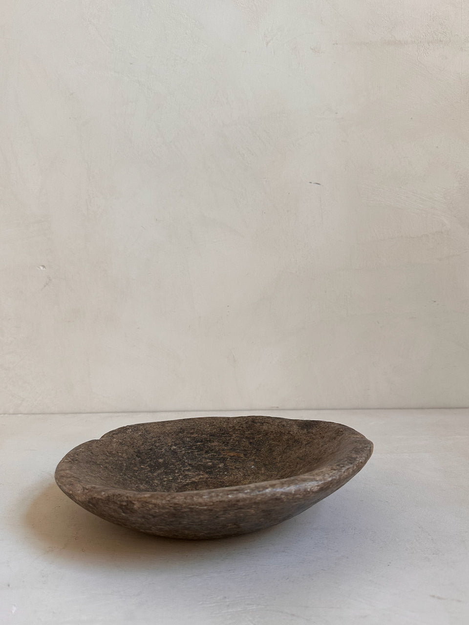 The Corner - Antique Stone plate N° 33 - Table & Kitchenware