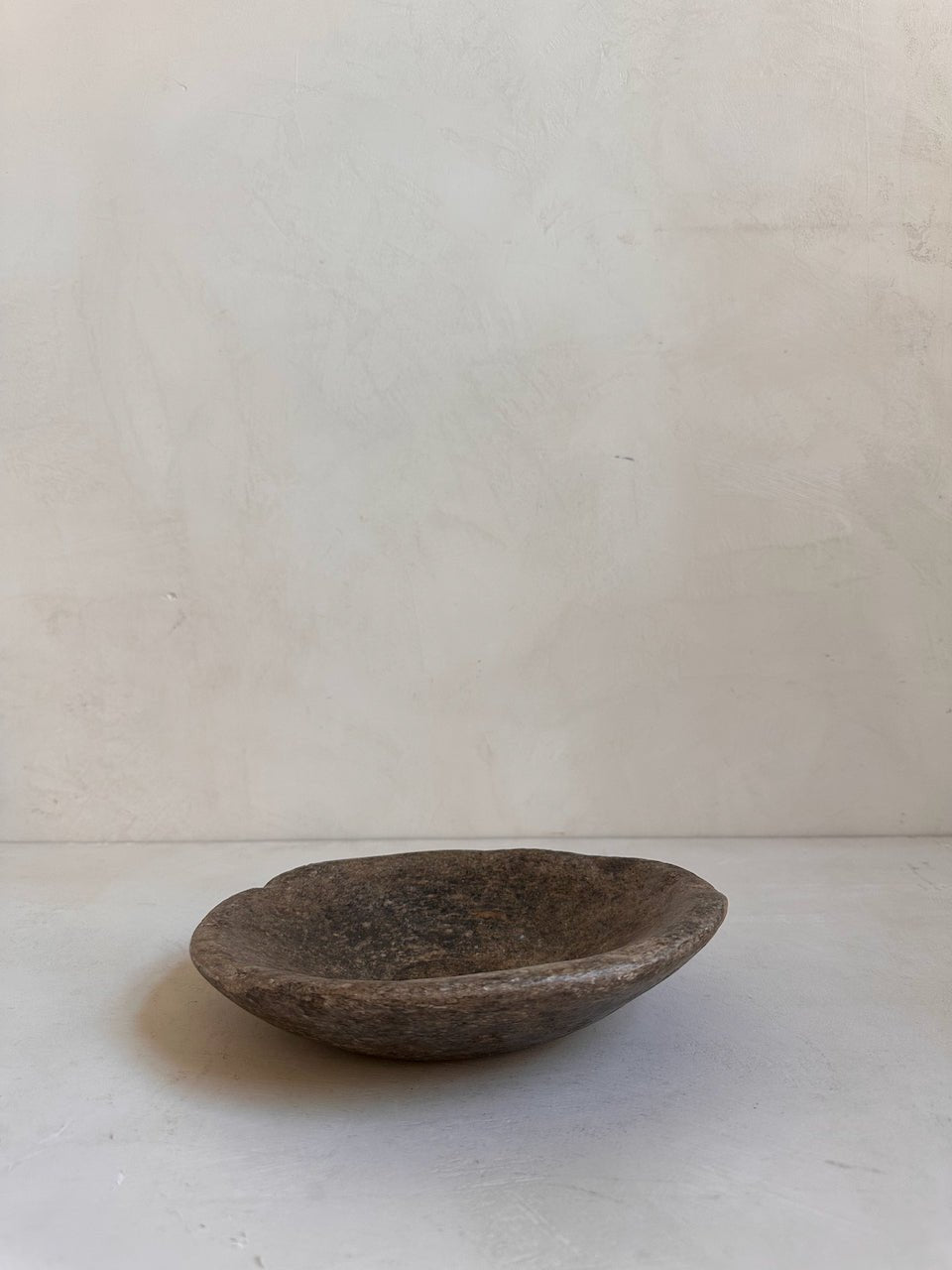 The Corner - Antique Stone plate N° 33 - Table & Kitchenware