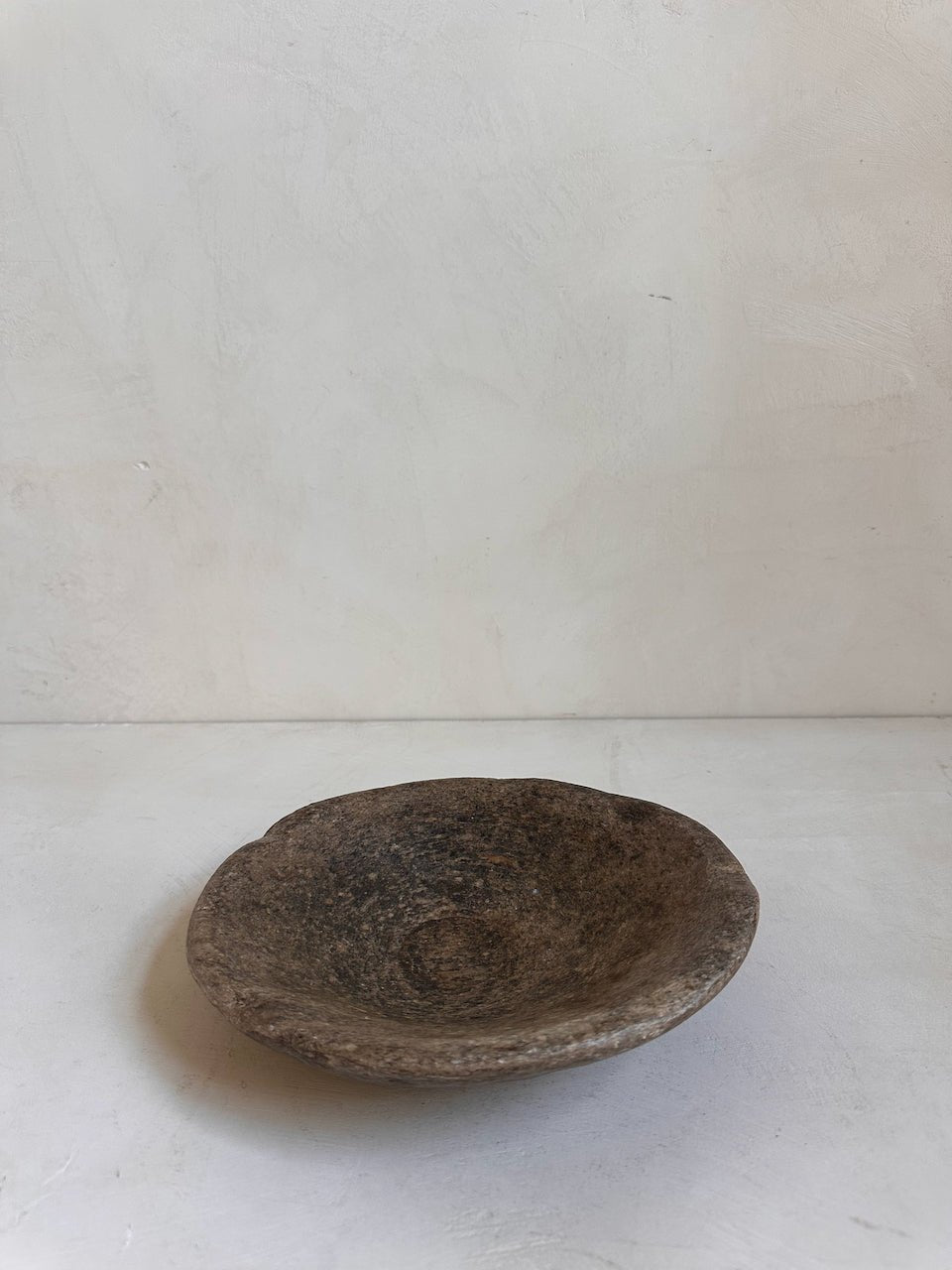 The Corner - Antique Stone plate N° 33 - Table & Kitchenware