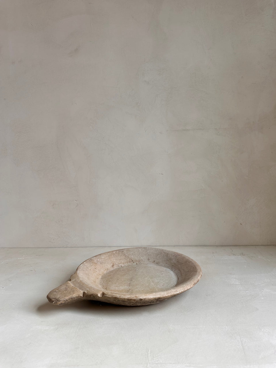 The Corner - Antique Stone plate with handle large N° 1 - Table & Kitchenware