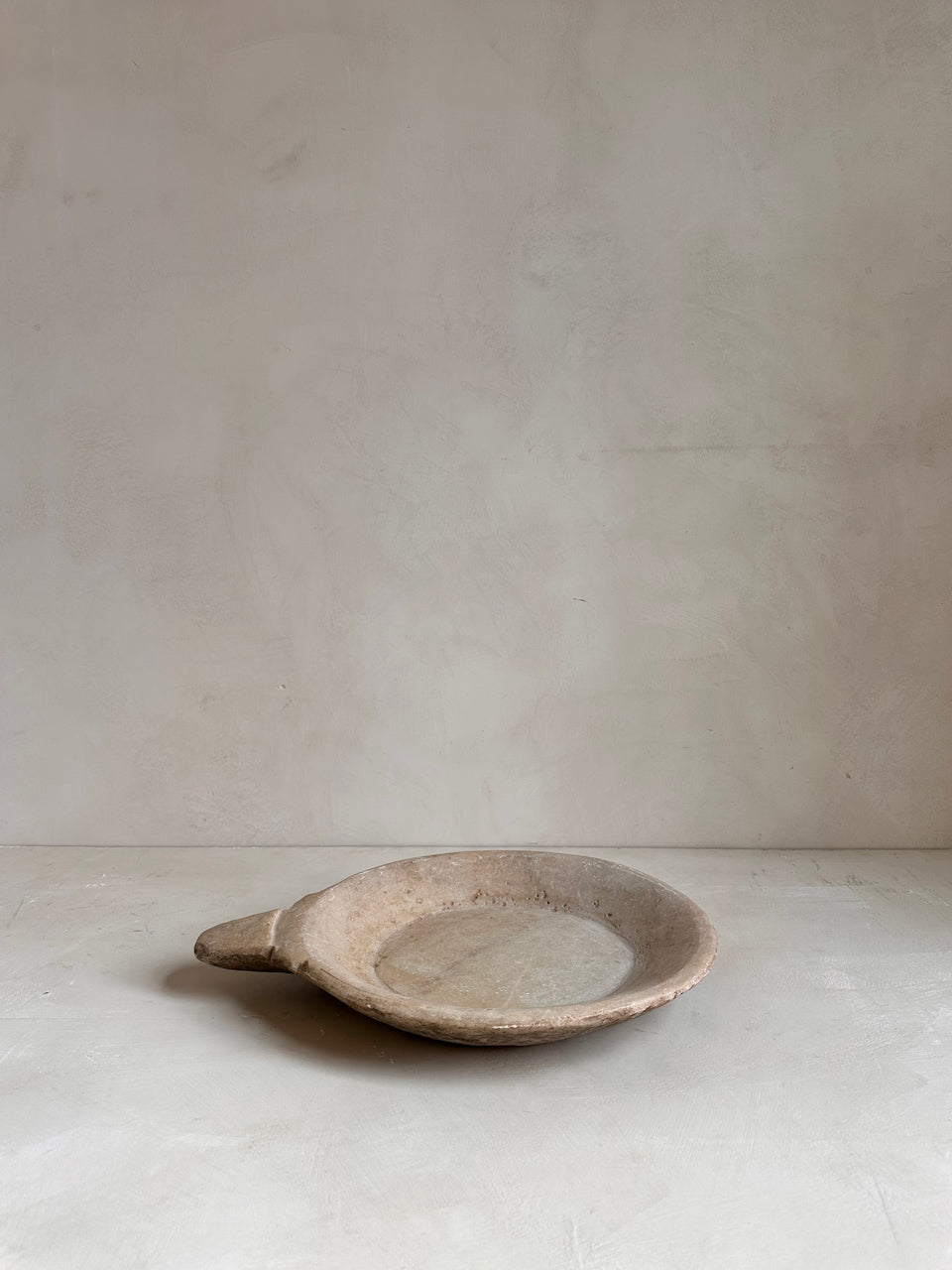 The Corner - Antique Stone plate with handle large N° 1 - Table & Kitchenware