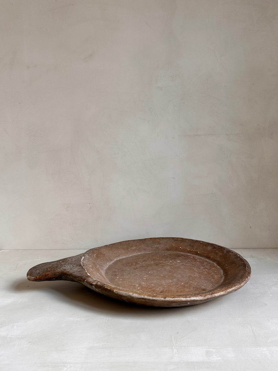 The Corner - Antique Stone plate with handle XL N° 2 - Table & Kitchenware