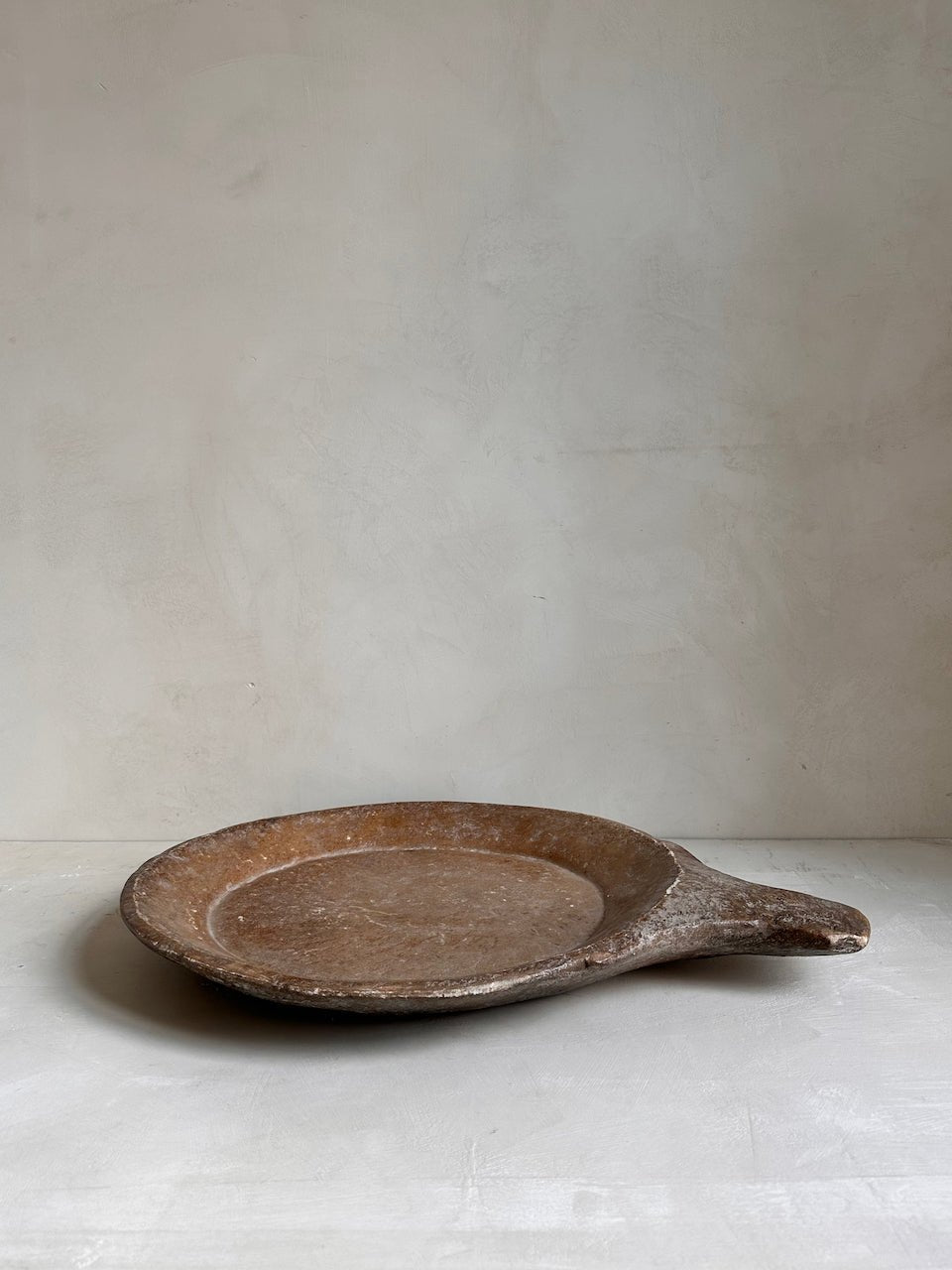 The Corner - Antique Stone plate with handle XL N° 2 - Table & Kitchenware