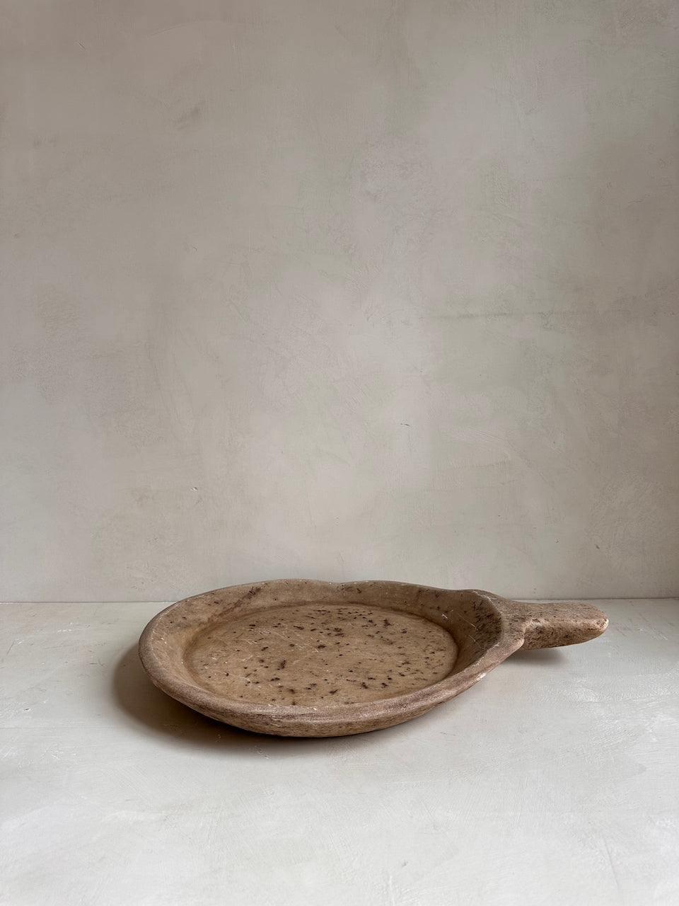 The Corner - Antique Stone plate with handle XL N° 3 - Table & Kitchenware