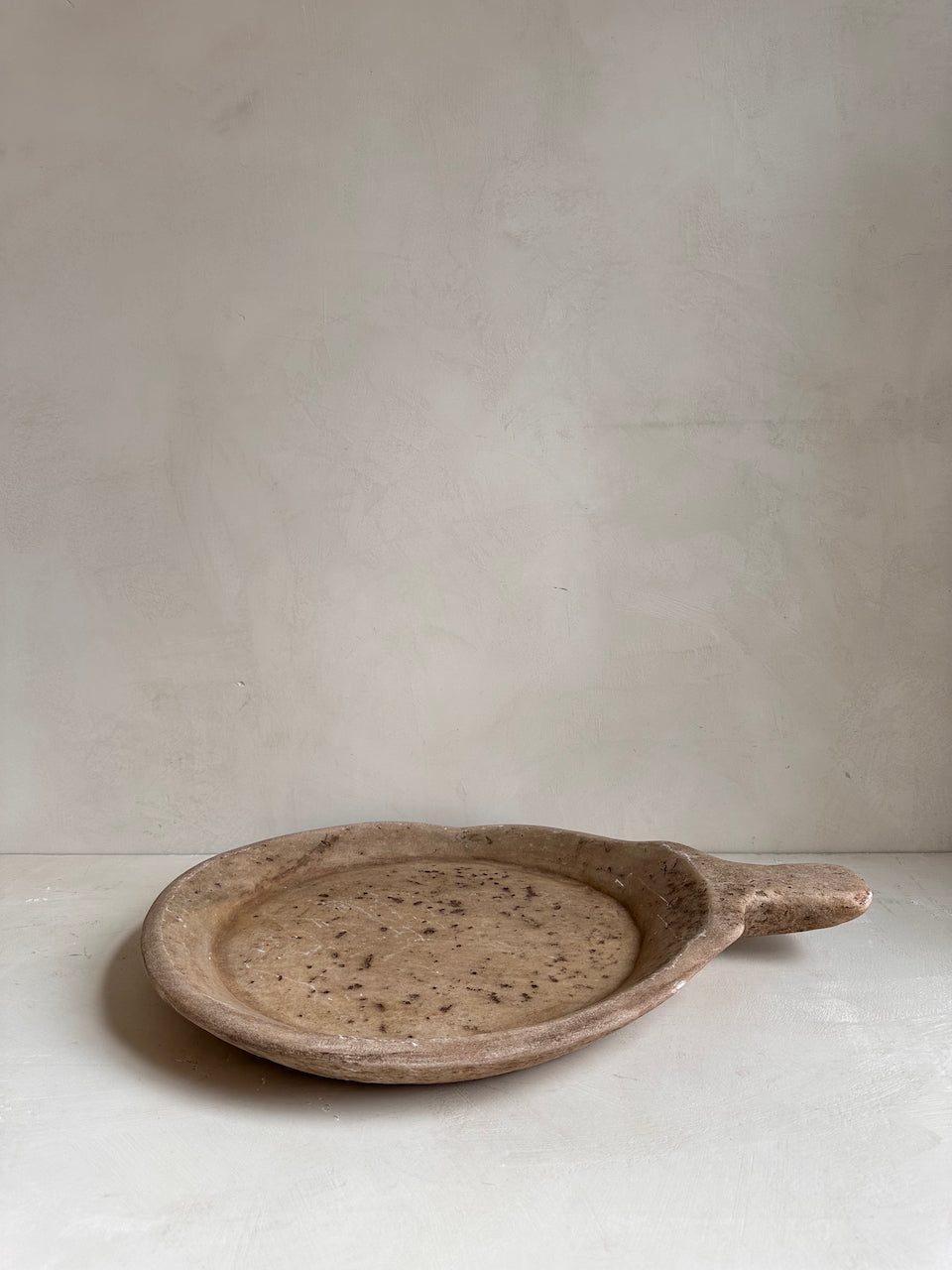 The Corner - Antique Stone plate with handle XL N° 3 - Table & Kitchenware