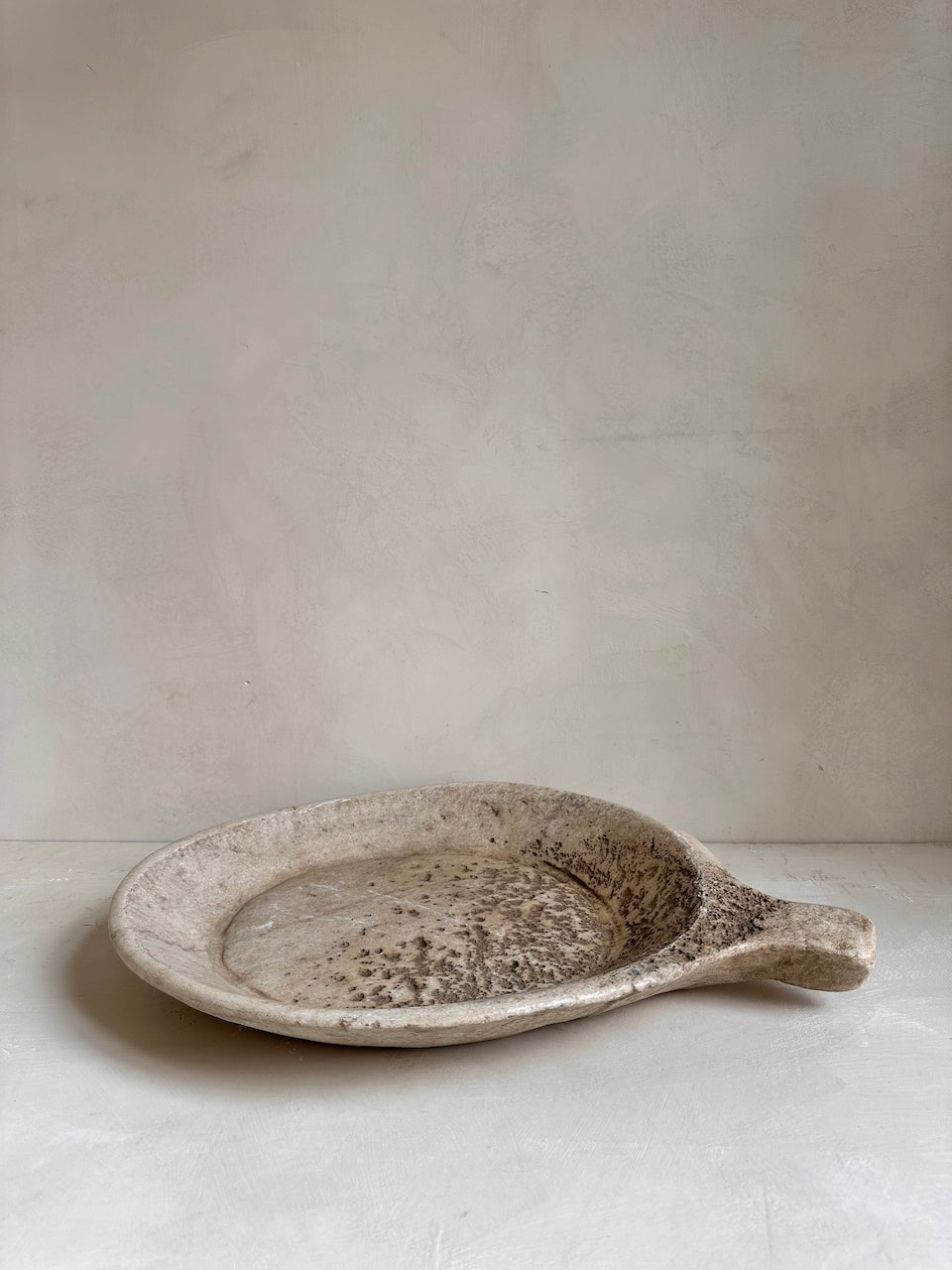 The Corner - Antique Stone plate with handle XL N° 4 - Table & Kitchenware