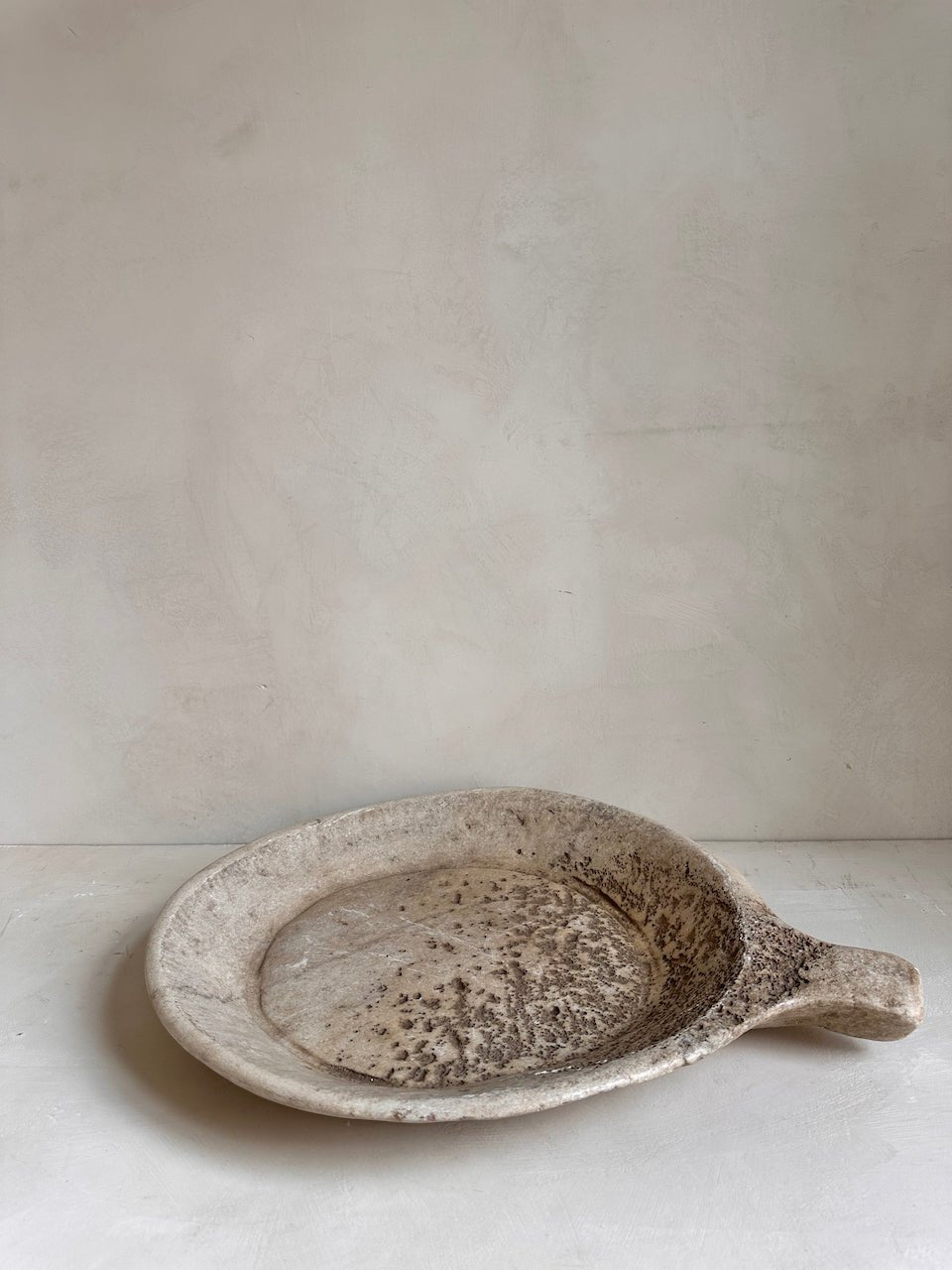 The Corner - Antique Stone plate with handle XL N° 4 - Table & Kitchenware