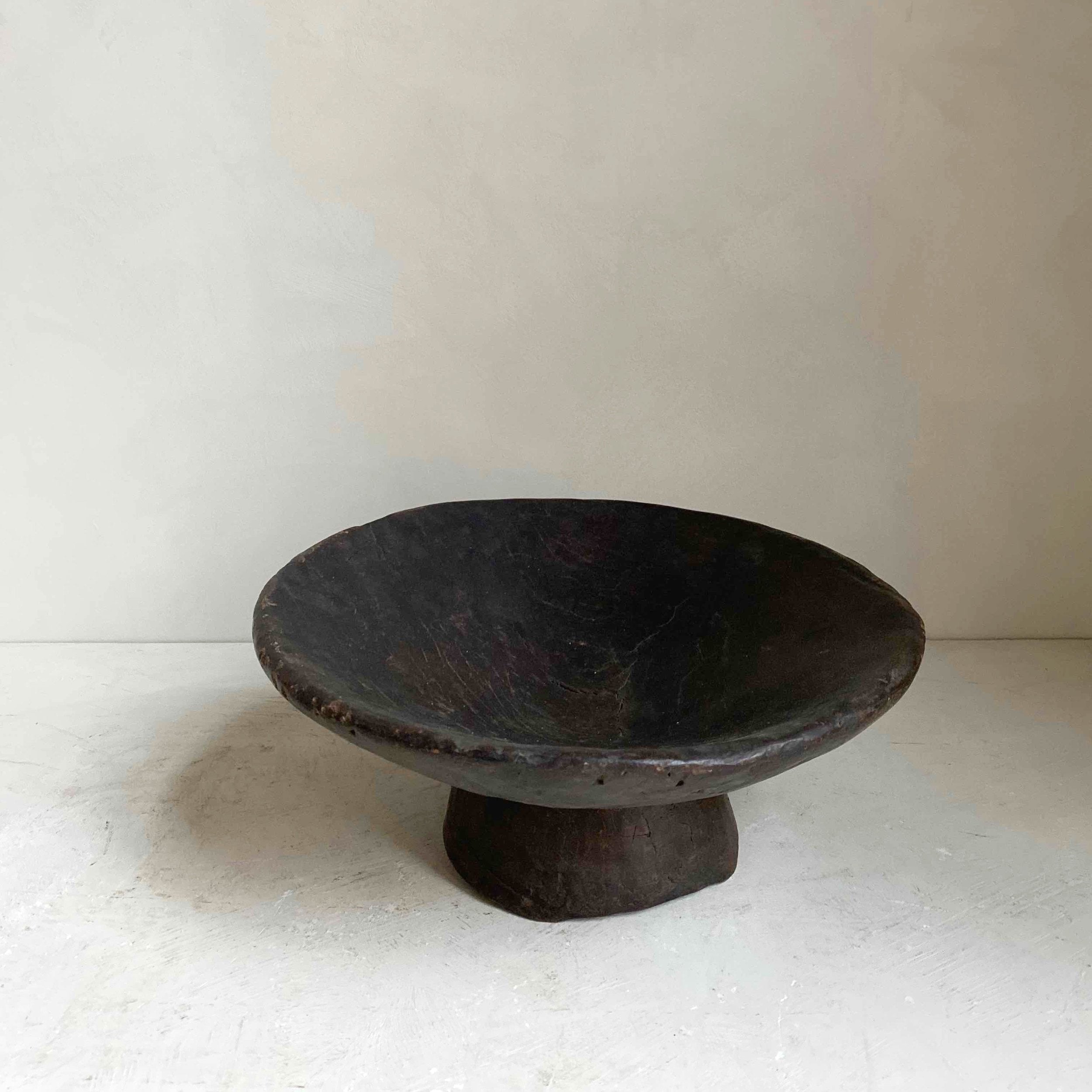 The Corner - Antique wooden bowl with feet N° 2 - 