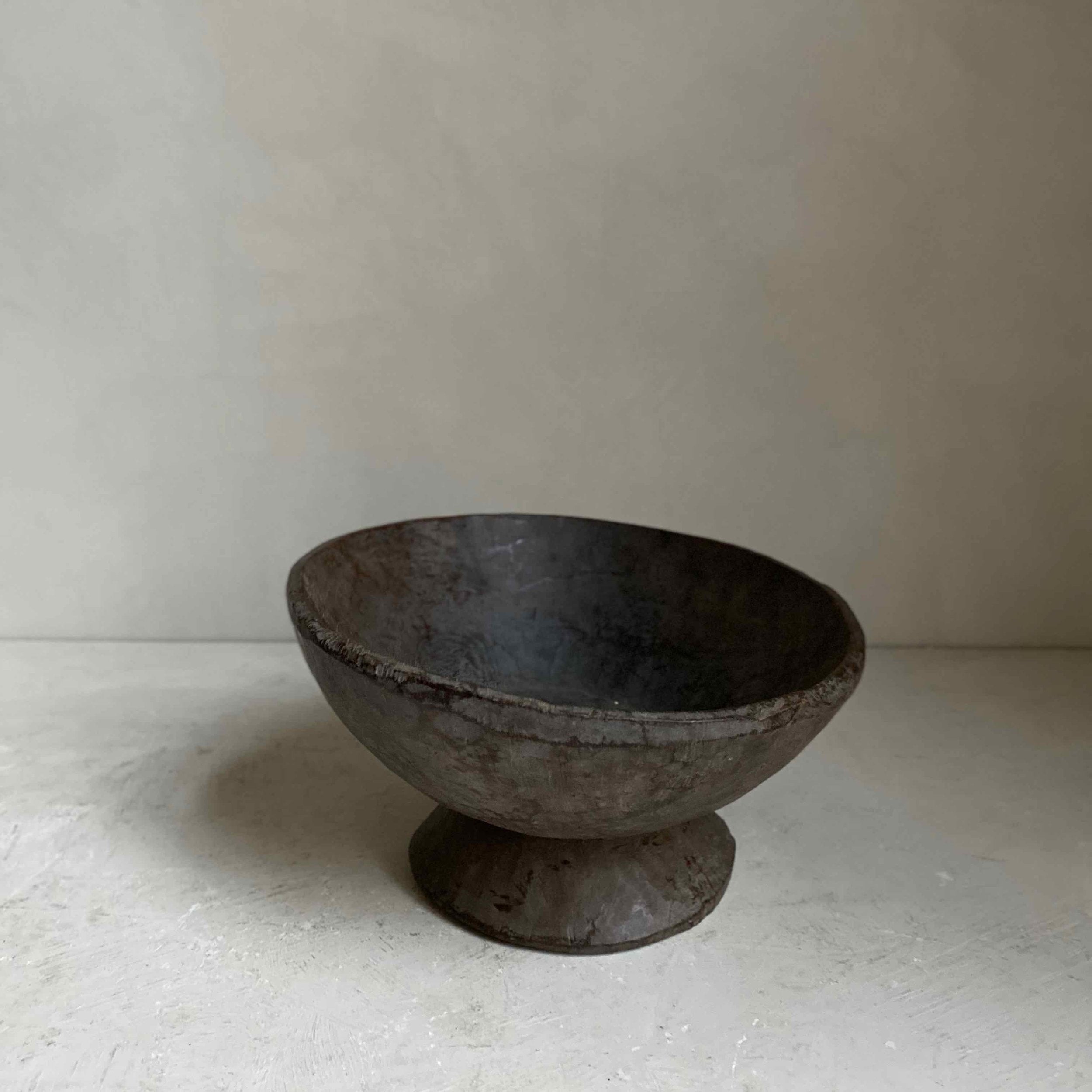 The Corner - Antique wooden bowl with foot N° 1 - 