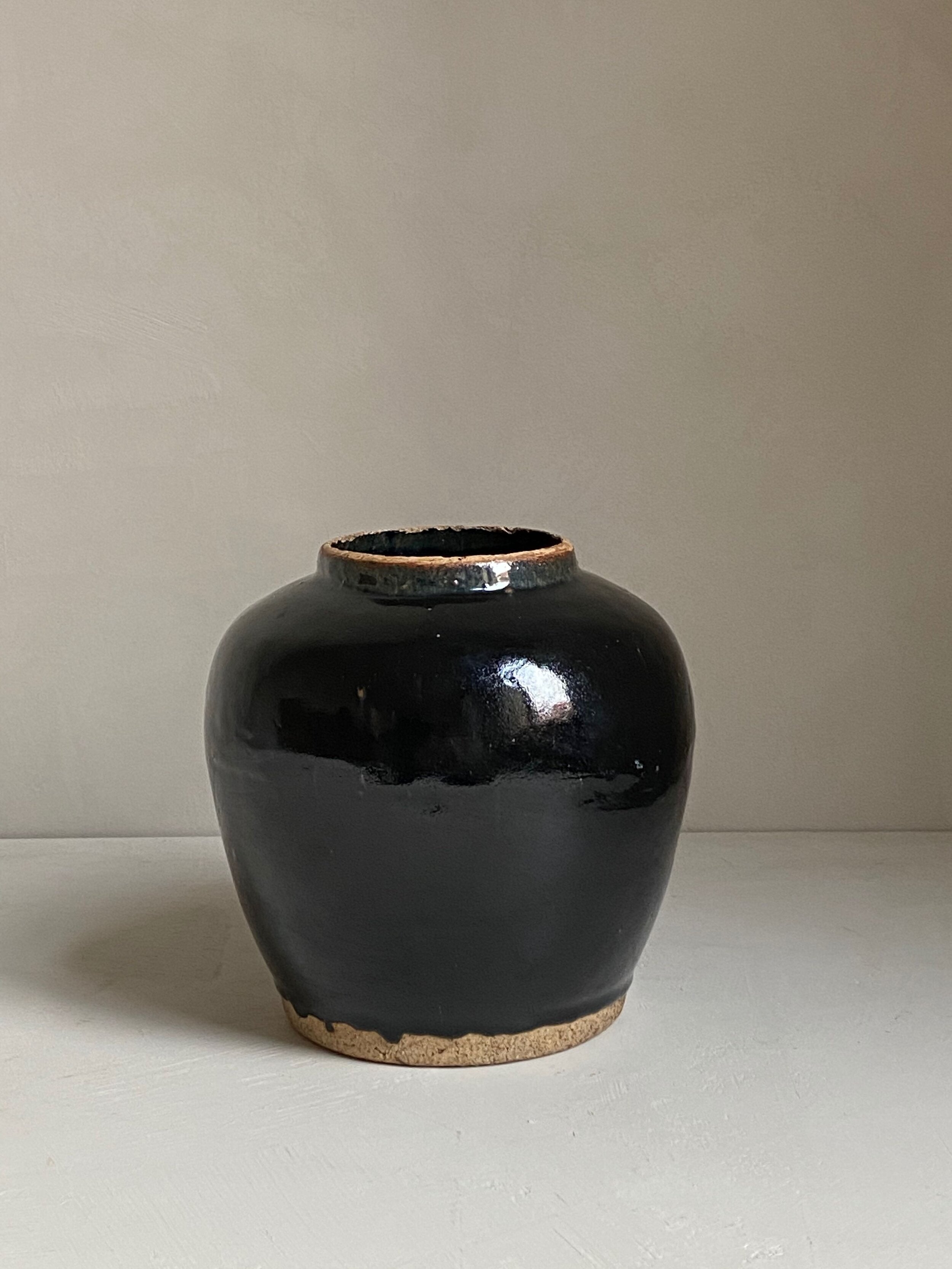 The Corner - Black glazed pot glossy - 