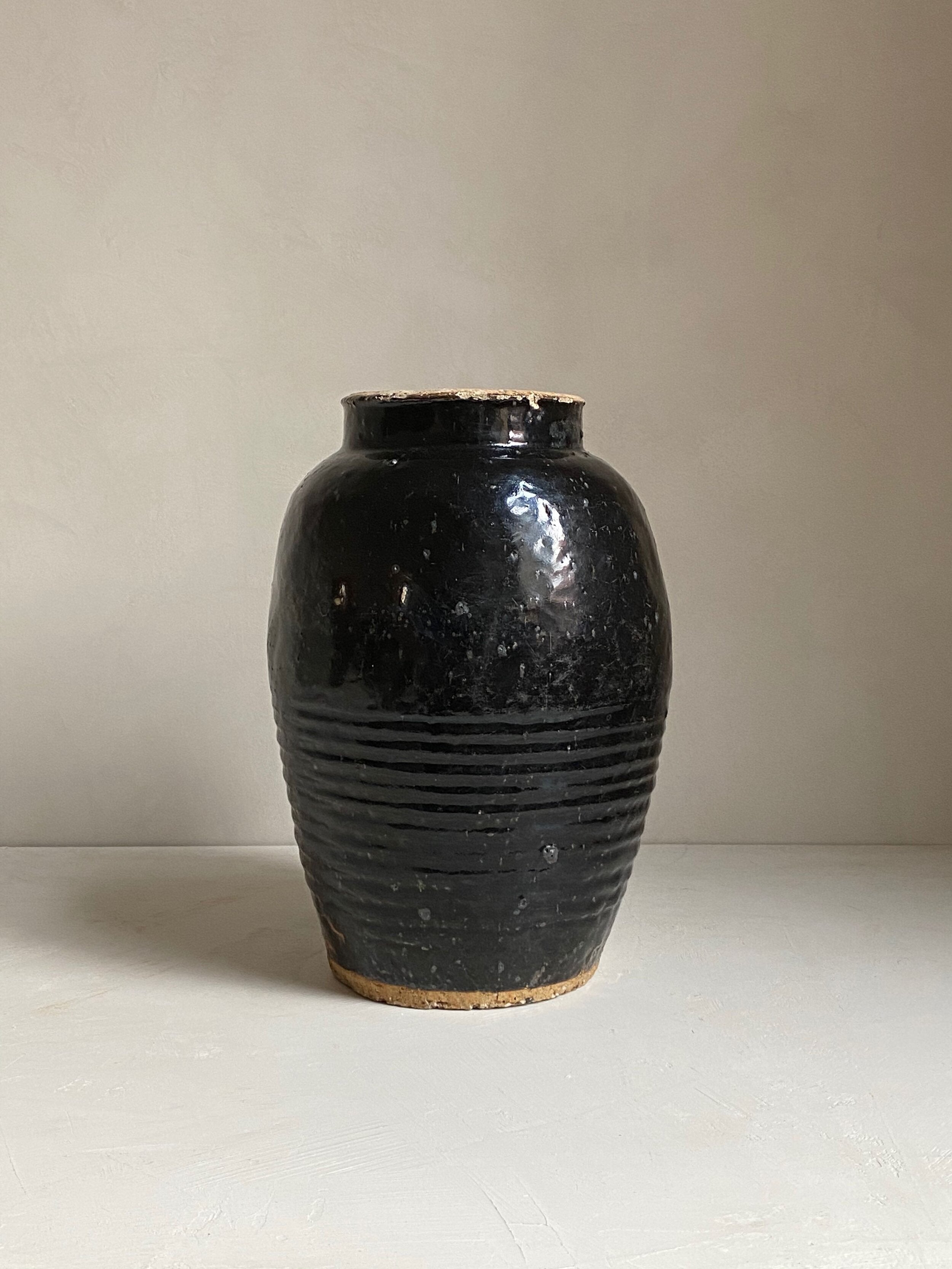 The Corner - Black glazed pot with rim N°1 - 
