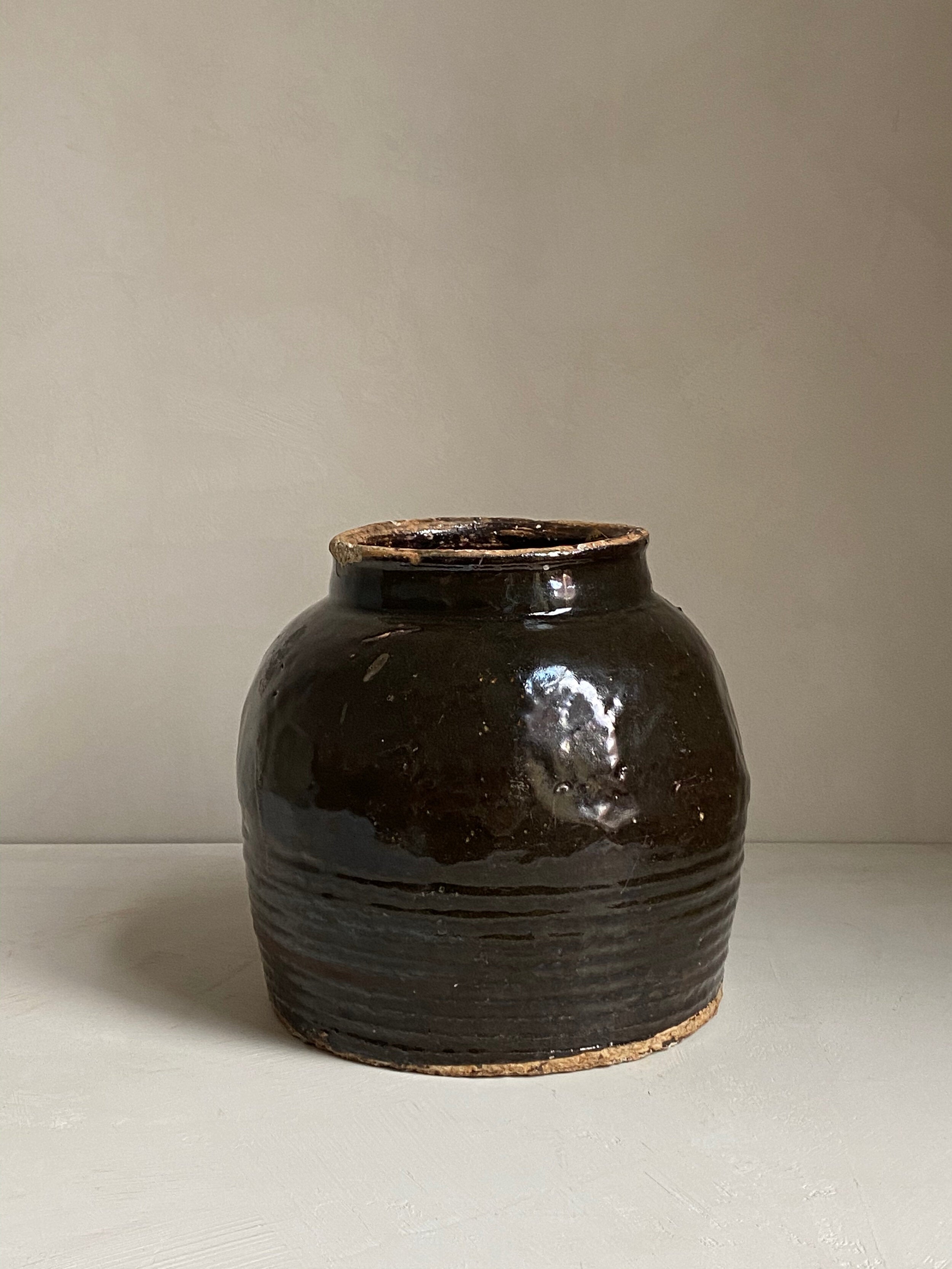 The Corner - Black glazed pot with rim N°2 - 