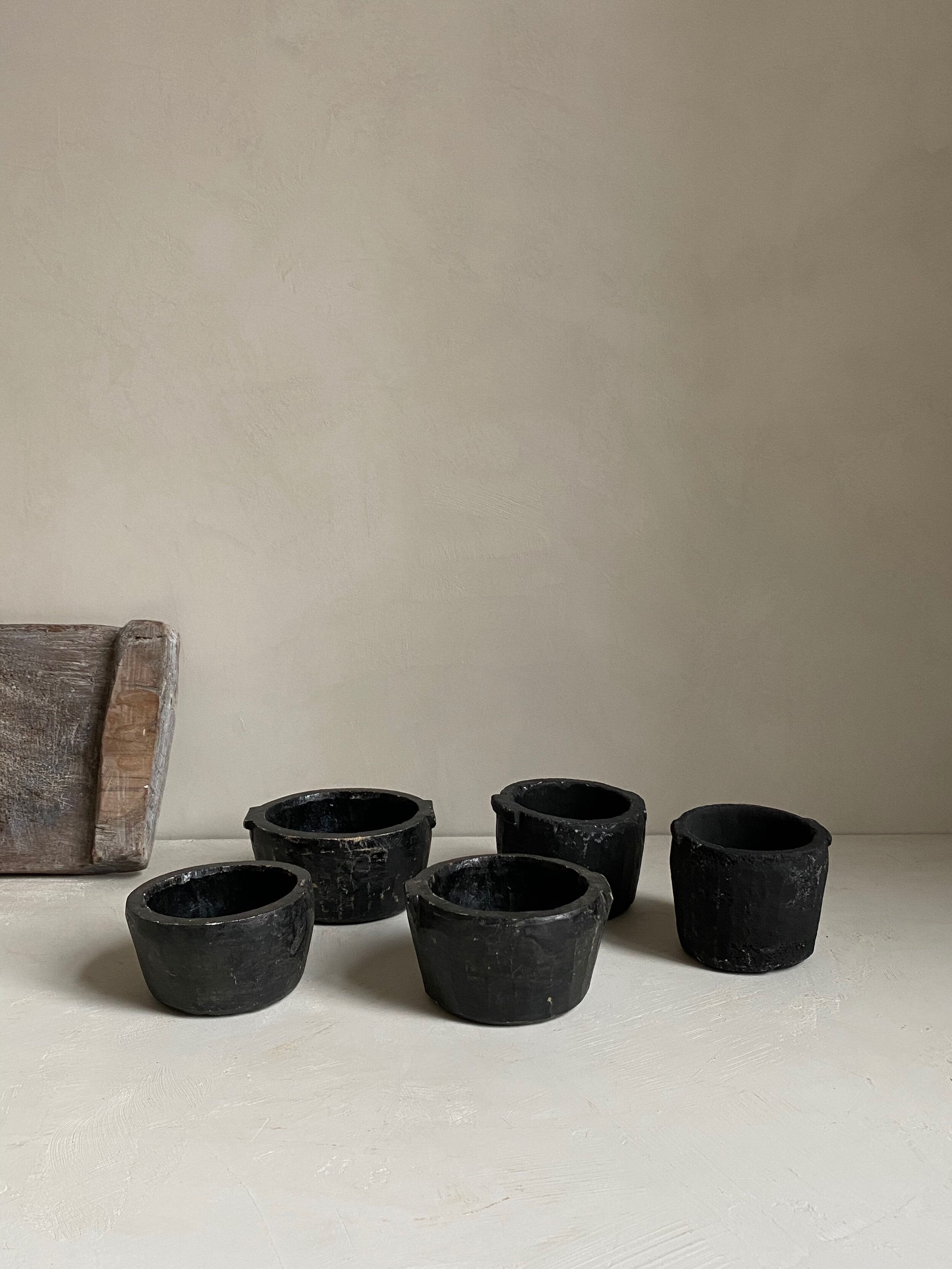 The Corner - Black vintage mortar - 