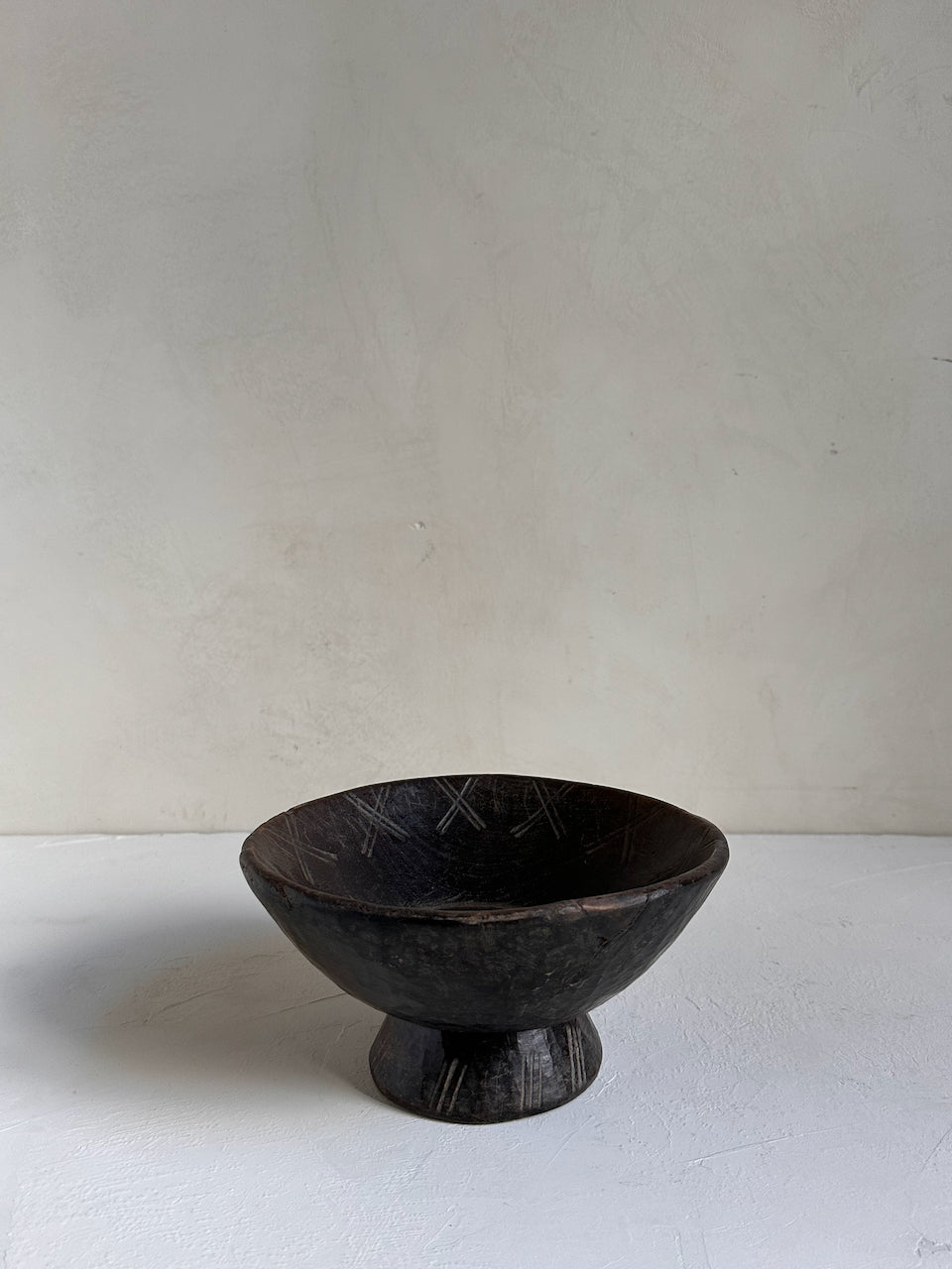The Corner - Gurague bowl with foot N° 54 - Decoration