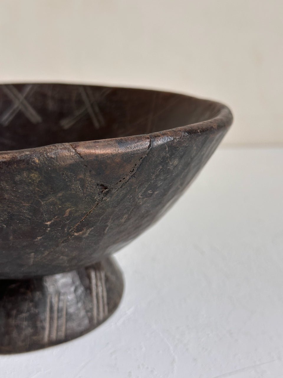 The Corner - Gurague bowl with foot N° 54 - Decoration