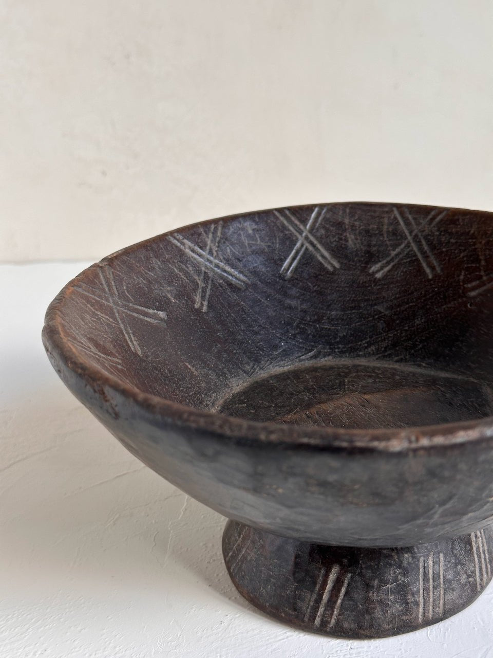 The Corner - Gurague bowl with foot N° 54 - Decoration