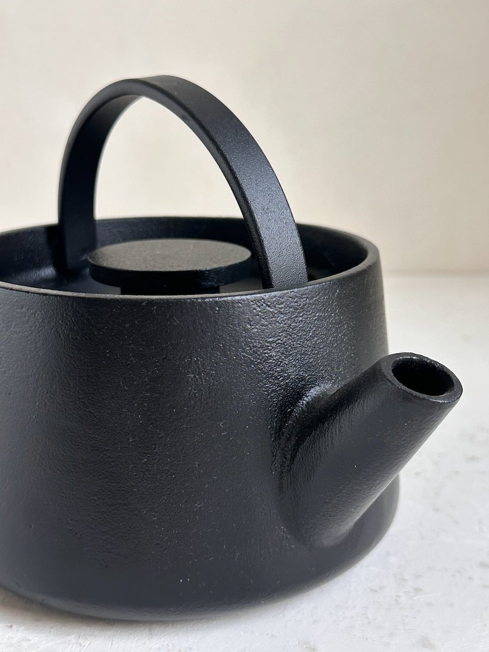 The Corner - Inku - Tea Pot M Cast Iron - Table & Kitchenware