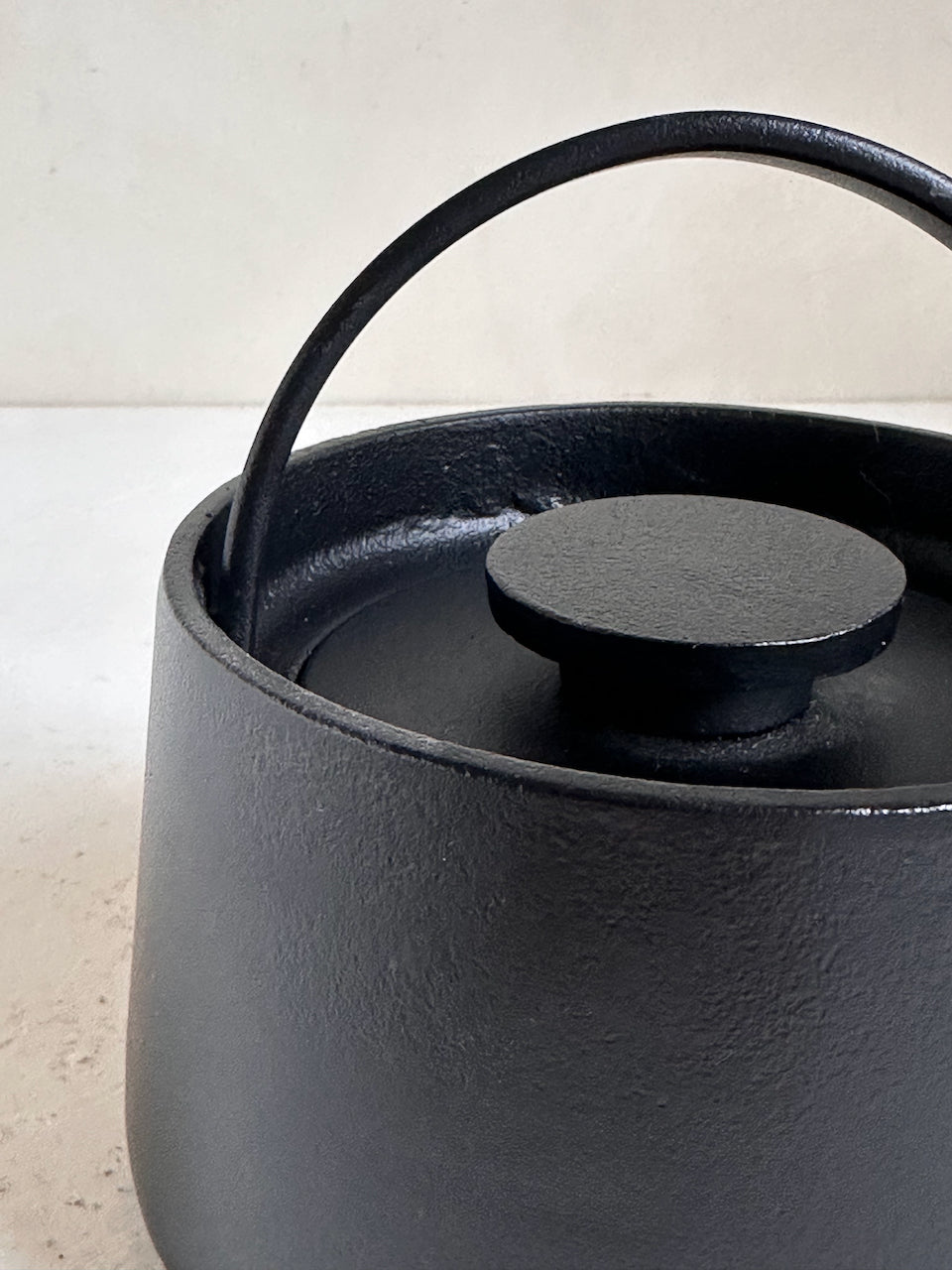 The Corner - Inku - Tea Pot M Cast Iron - Table & Kitchenware