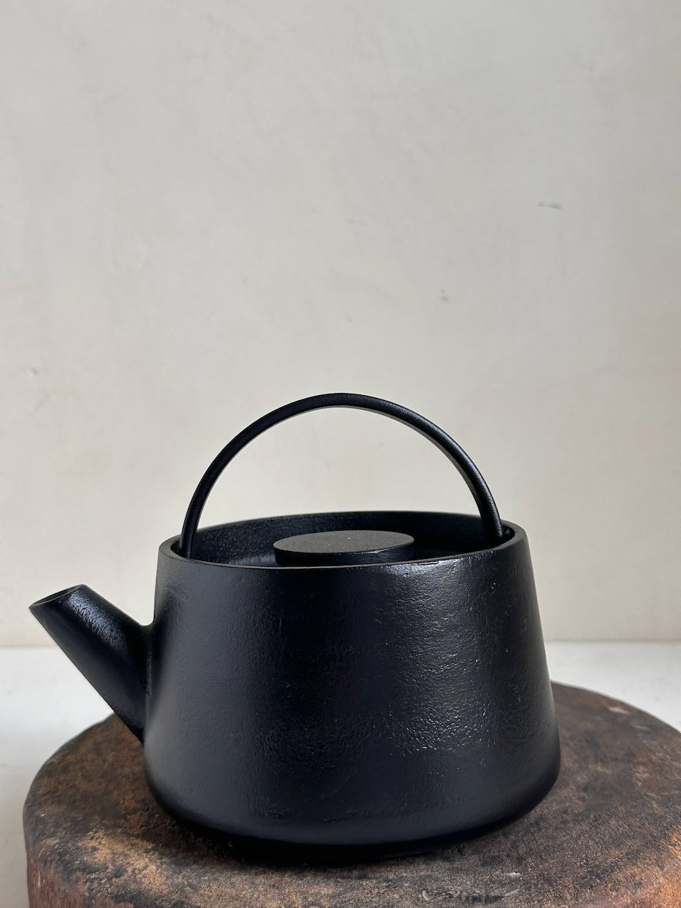 The Corner - Inku - Tea Pot M Cast Iron - Table & Kitchenware