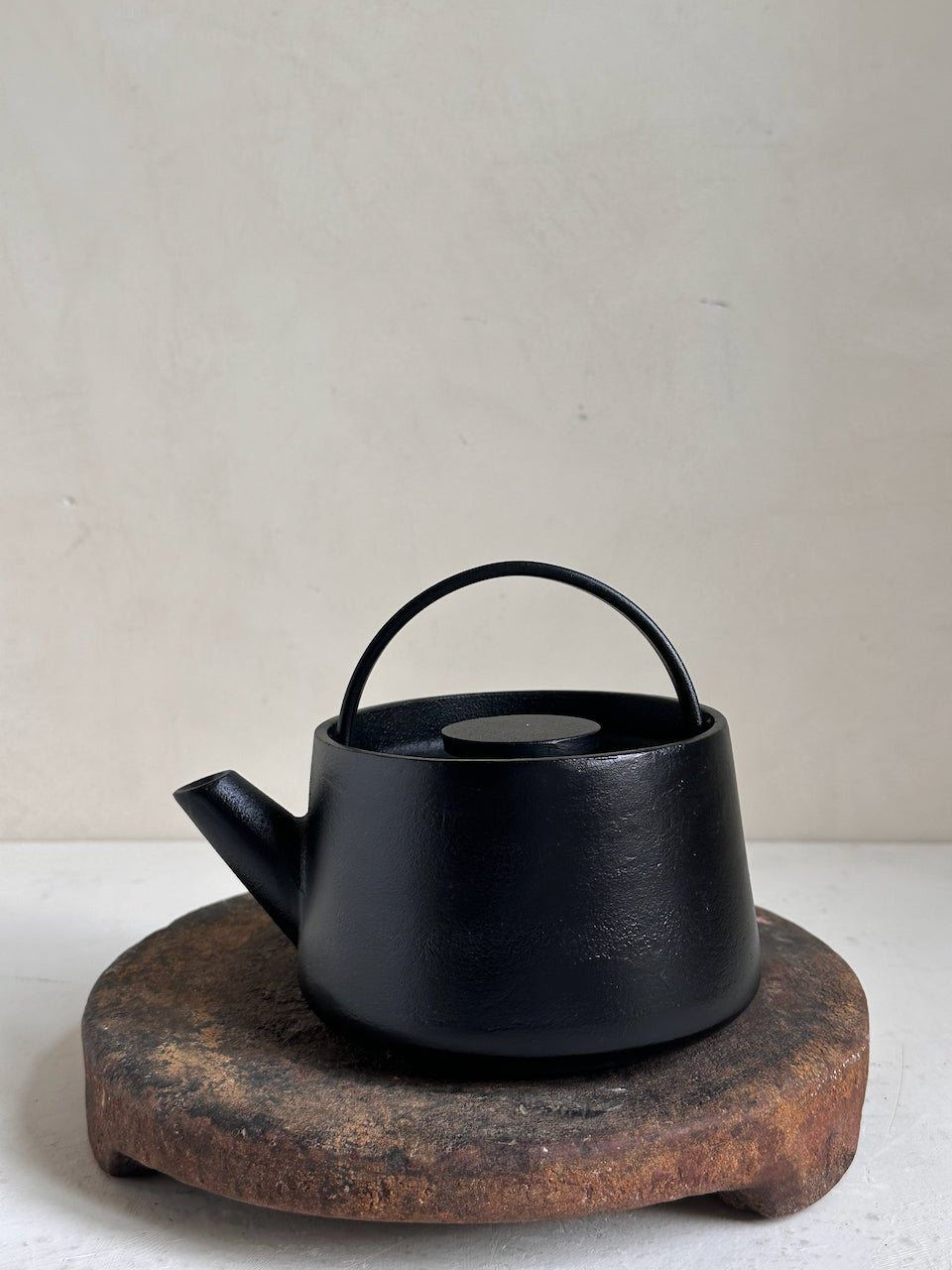 The Corner - Inku - Tea Pot M Cast Iron - Table & Kitchenware