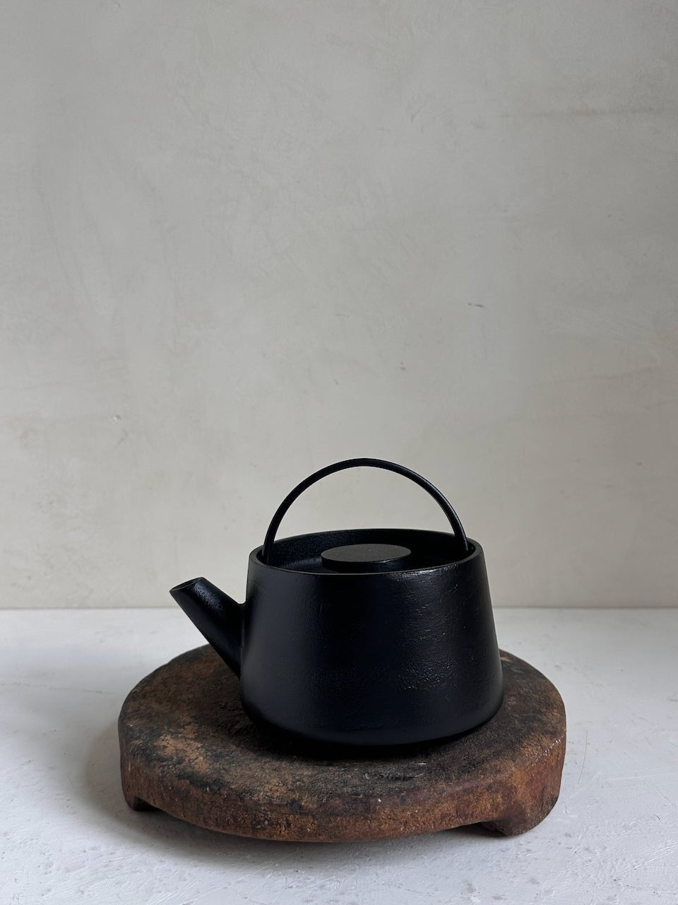 The Corner - Inku - Tea Pot M Cast Iron - Table & Kitchenware