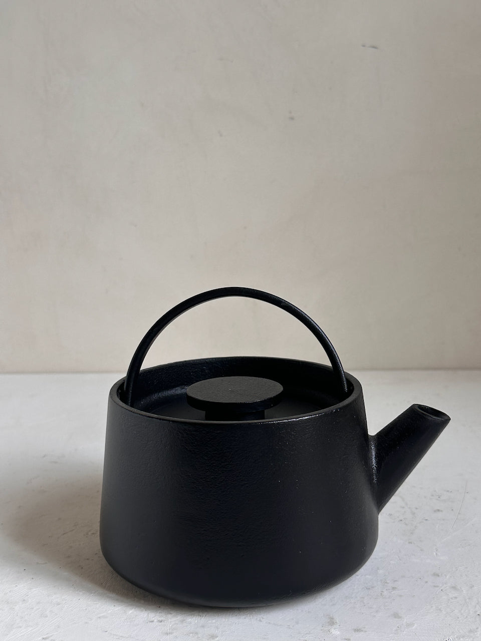 The Corner - Inku - Tea Pot M Cast Iron - Table & Kitchenware