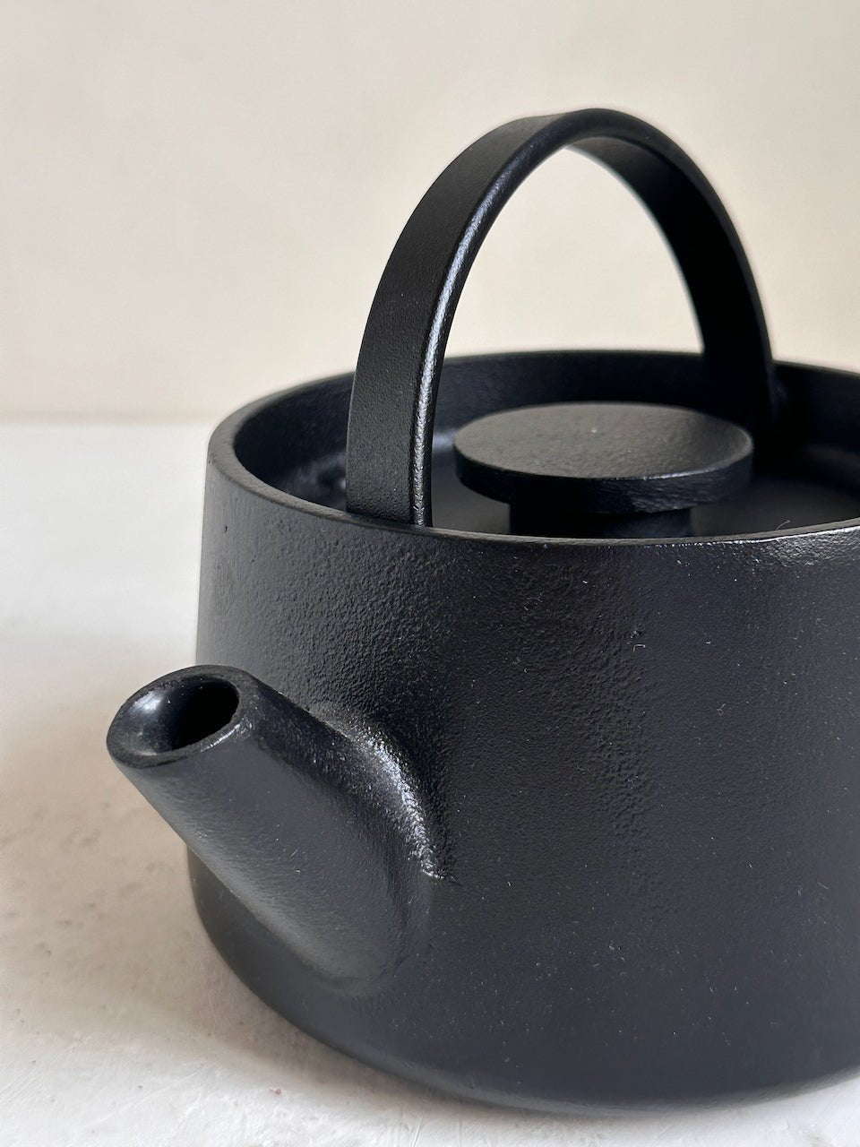 The Corner - Inku - Tea Pot M Cast Iron - Table & Kitchenware