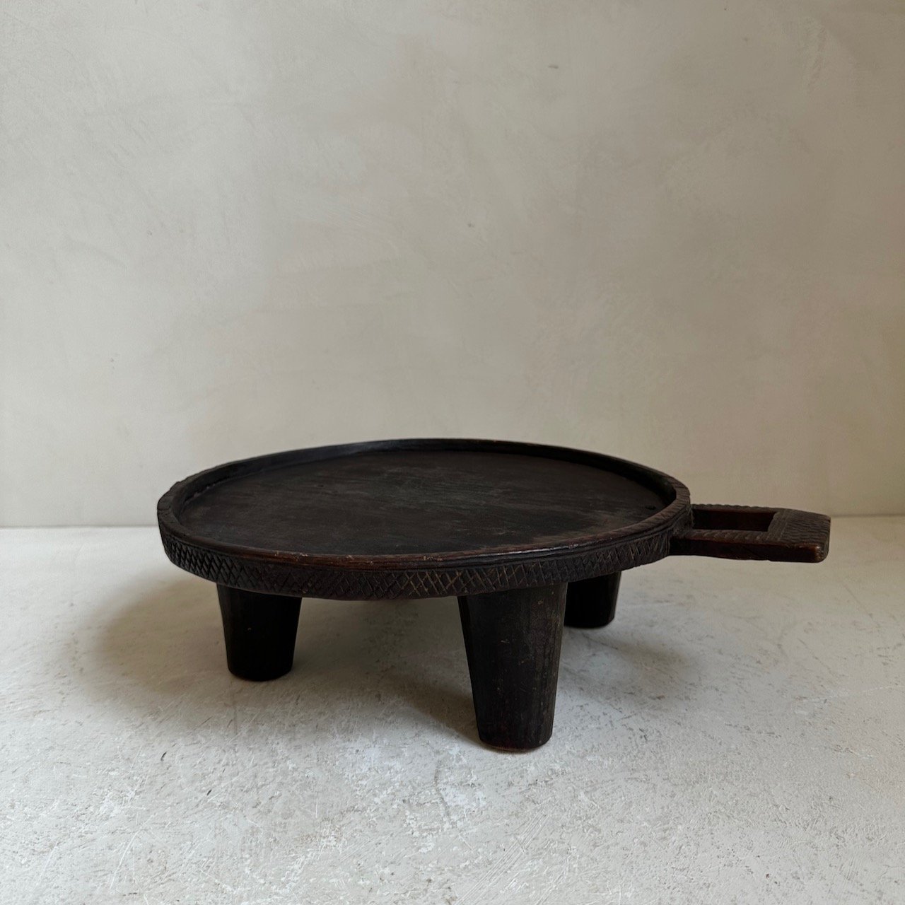 The Corner - Round tray with feet No 9 - 