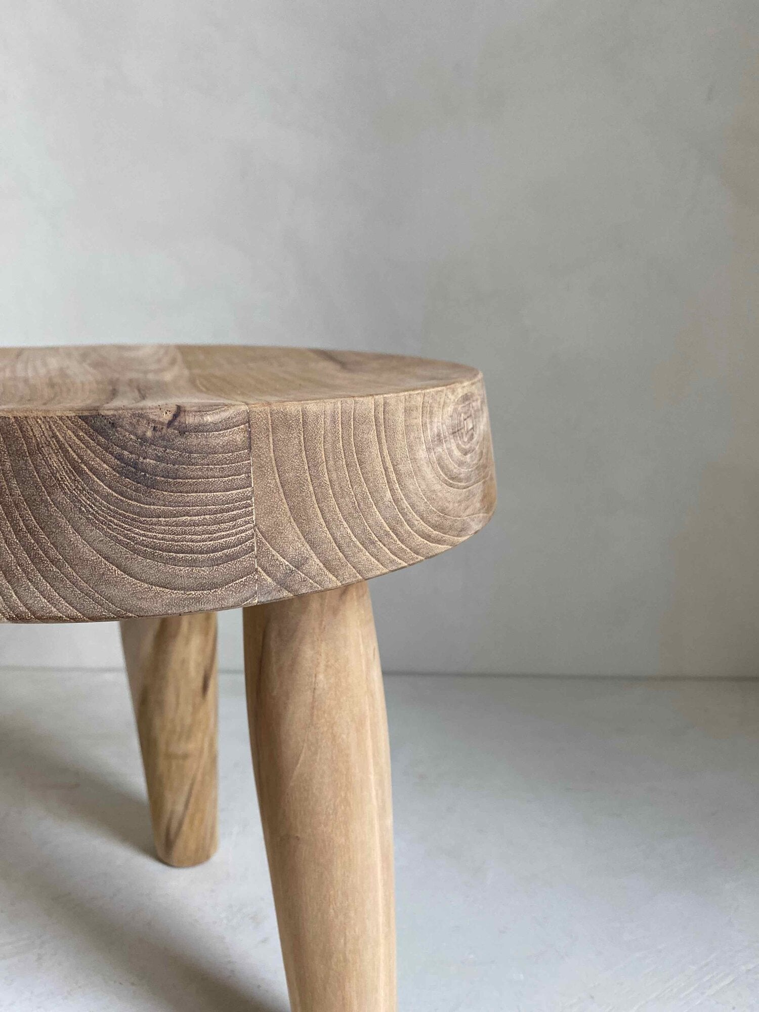 The Corner - Tripod stool natural wood - Benches & Stools