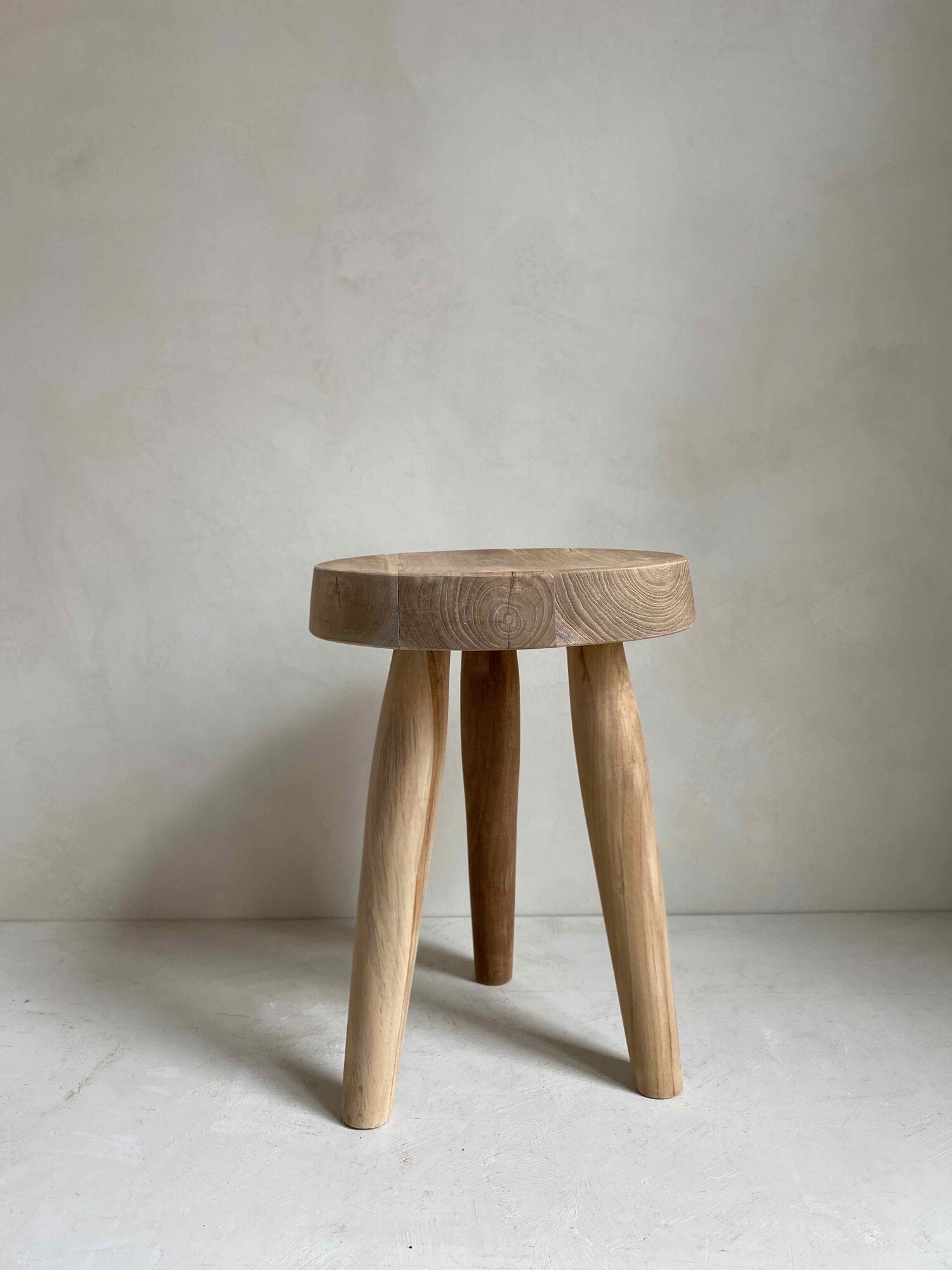 The Corner - Tripod stool natural wood - Benches & Stools