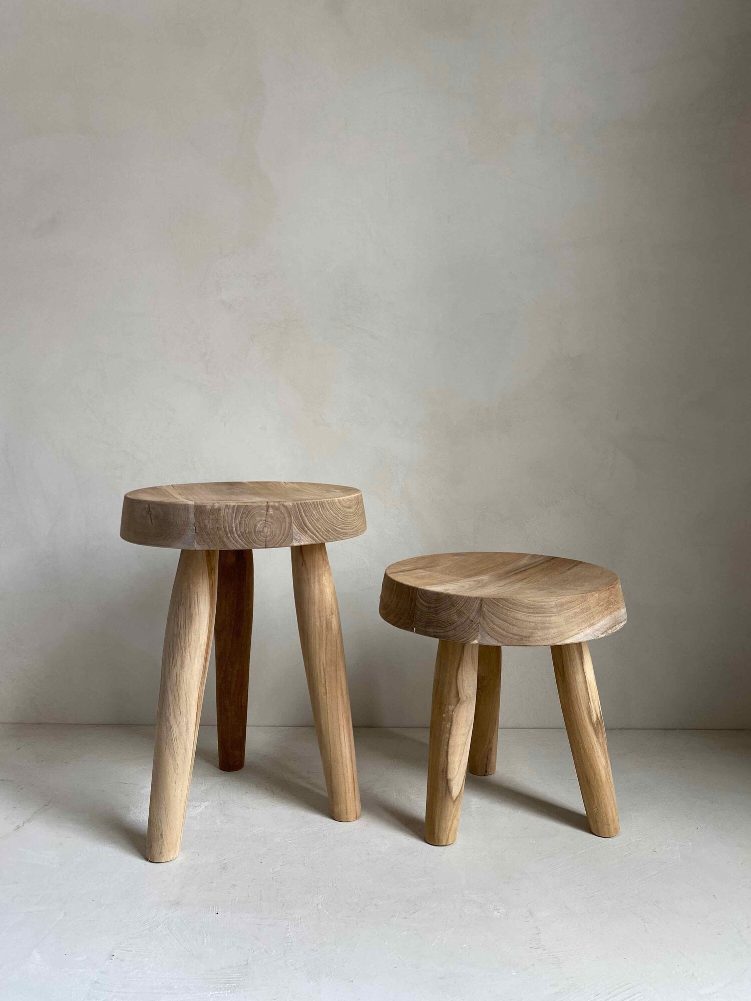 The Corner - Tripod stool natural wood - Benches & Stools
