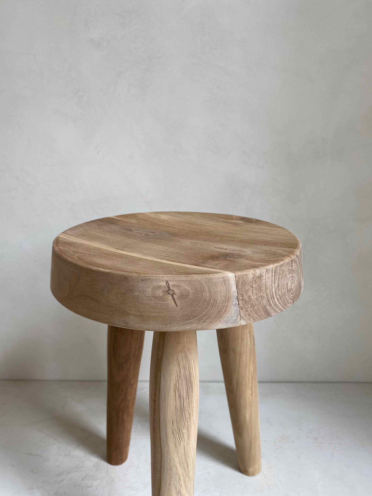 The Corner - Tripod stool natural wood - Benches & Stools