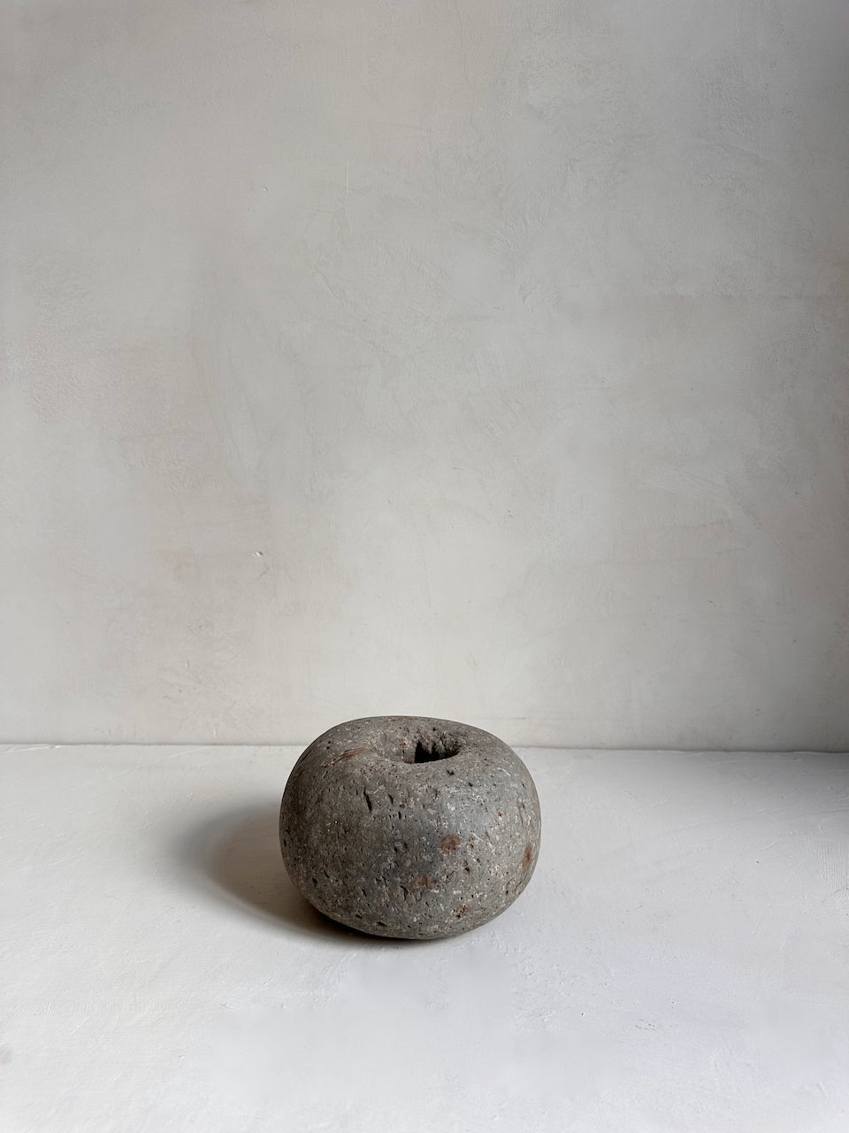 The Corner - Vintage round stone N° 1 - Table & Kitchenware